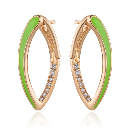 Creolen 585 Roségold Emerald Grace – moderne Damenohrringe mit glänzender grüner Emaille und funkelnden Zirkonia-Steinen. Hochwertiger Modeschmuck in edler Tropfenform, stilvoller Ohrschmuck mit elegantem Farbkontrast. Perfekte Geschenkidee für Frauen, die elegante Details und modernen Chic lieben.
