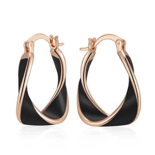 Creolen 585 Roségold Noir Élégance – luxuriöse Damenohrringe in elegantem Schwarz mit geschwungenem Design. Hochwertiger Modeschmuck mit edlem Roségold-Finish, der Stil und Selbstbewusstsein ausstrahlt. Perfekt für Abendmode und elegante Alltagslooks.
