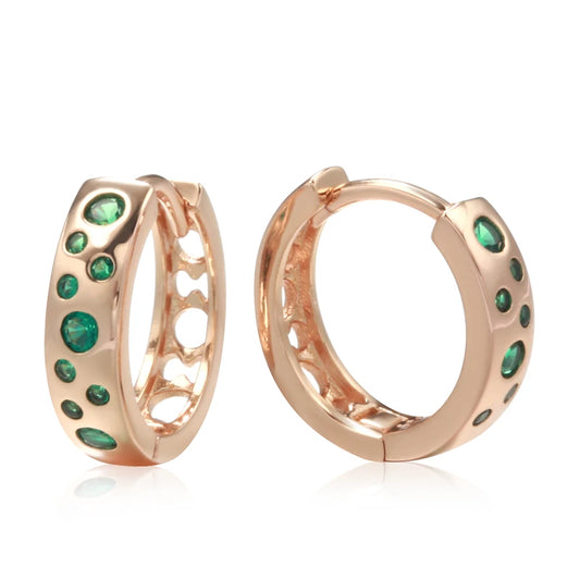Creolen 585 Roségold Verde Élégance – luxuriöse Damenohrringe mit grünen Akzenten und filigraner Fassung in edlem Roségold. Hochwertiger Modeschmuck mit funkelnden Steinen, der natürliche Frische und feminine Eleganz vereint. Ideal für stilvolle Outfits und besondere Anlässe.
